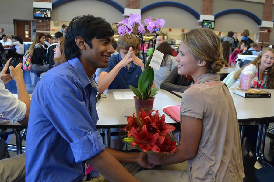 Senior publicly asks sophomore to homecoming