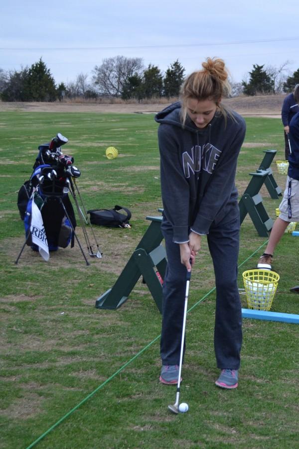 Tee+off+%5C%5C+Practicing+her+swing%2C+senior+Taylor+Clay+spends+time+at+practice+perfecting+her+game.+Clay+placed+sixth+as+an+individual+at+the+North+Forney+invitational+March+18.+