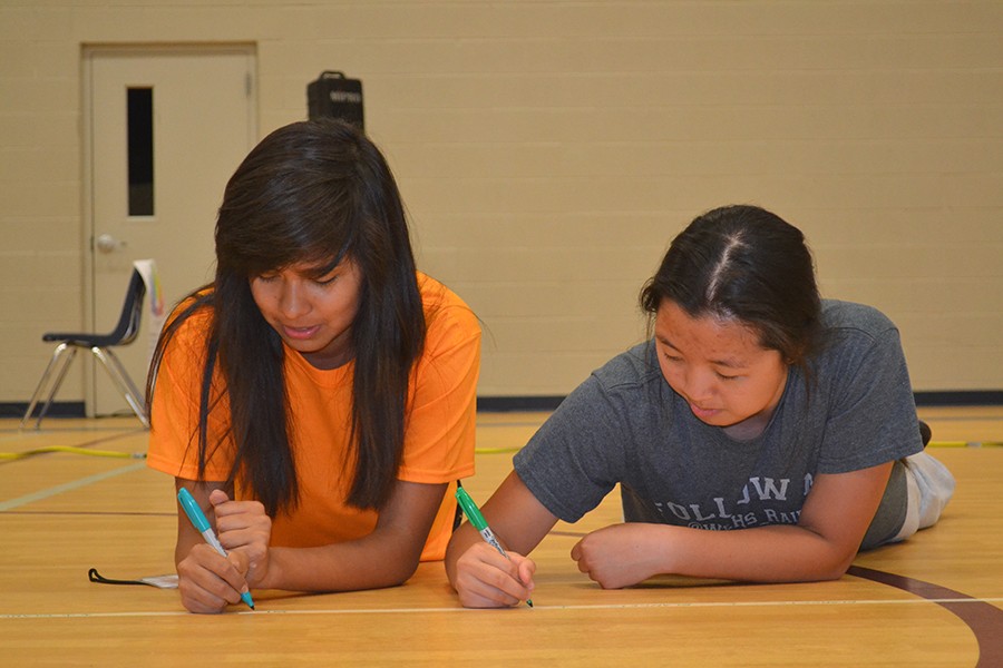 Are you in good hands? \\ Helping out tht Generous Palms foundations movie event, senior Daniella Rodriguez and senior Michelle Luu set up last minute details April 24.