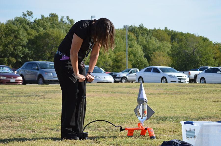 Bottle+launch+%5C%5C+Preparing+to+launch+the+rocket%2C+Cassie+Fullers+engineering+students+push+down+on+the+pump.+Each+group+had+to+create+two+bottle+rockets+to+launch.