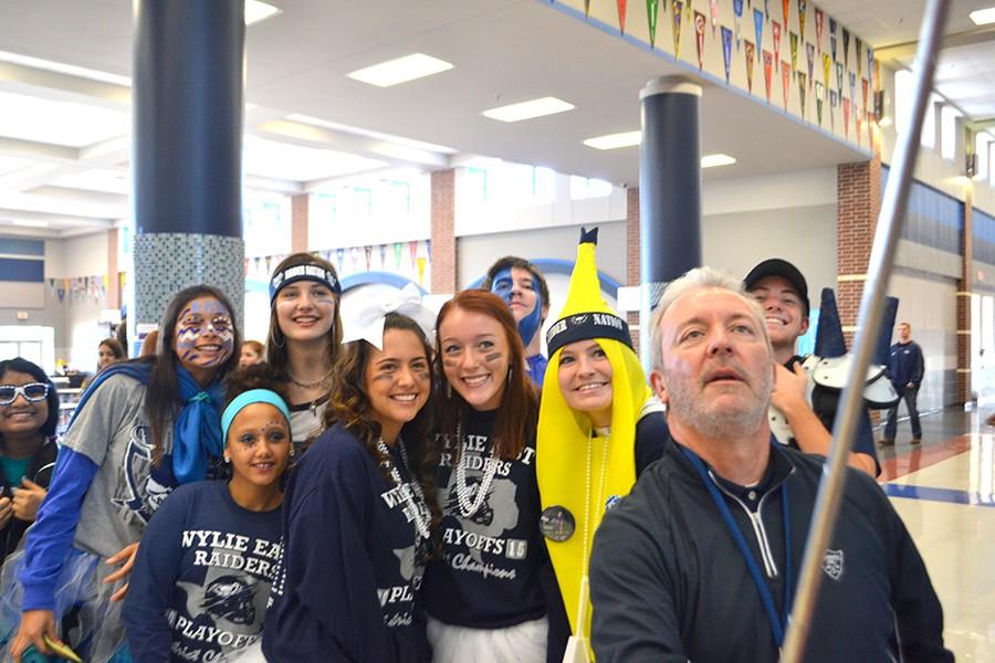 Say+Go+Raiders%21+%5C%5C+Fanatic+competitors+pose+with+Principal+Mike+Williams+for+a+selfie.+Students+participating+in+the+most+spirited+competition+were+called+down+during+second+period+for+judging.