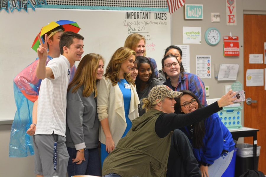 Take a flick // Gathering all together, journalism students take a selfie with Allie Spillyards before she daparts. Students got up close and personal with the NBC News reporter, and got a chance to dive deep into her world of journalism.
