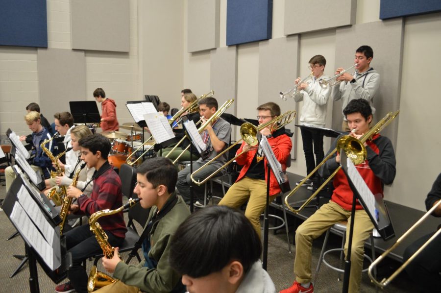 Take notes // The varsity jazz band begins practicing their music in the beginning of the semester. Jazz band demonstrated their dedication in the TCU Jazz Festival. “It was a really cool experience,” sophomore Victor Cruz said.