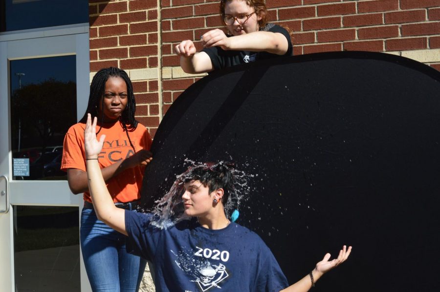 Making+a+splash+%5C%5C+Dropping+a+water+balloon%2C+senior+Emily+Smalley+saturates+senior+Sky+Bese+in+Mrs.+Gilpin%E2%80%99s+fifth+period+Photography+II+class.+Students+practiced+adjusting+their+shutter+speed+to+stop+the+motion+of+the+water+mid-air+Oct.+21.+%E2%80%9DIt%E2%80%99s+fascinating.+Ive+never+done+anything+like+it%2C+senior+McKenzie+Riley+said.+