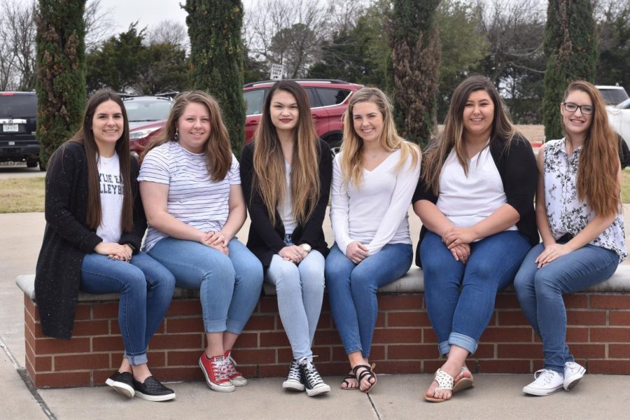 Leading+the+way+%5C%5C+The+Volume+XII+yearbook+leadership+team+consists+of+sports+editor+Lauren+Vasquez%2C+people+editor+Melissa+Wrobel%2C+editor+in+chief+Maddie+Smith%2C+assistant+editor+in+chief+Emily+Wygant%2C+assistant+sports+editor+Whitney+Tobias+and+clubs+editor+Addie+Orr.