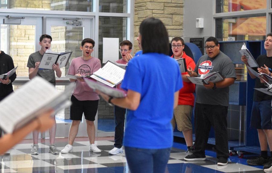 Think Jazzy \\ Out of the Blue Pop Choir practices Think by Aretha Franklin in the foyer by the front office. Front office staff and nearby students gathered to watch. "It was nice to preform in front of an audience for the first time," senior Heath Hadley said.