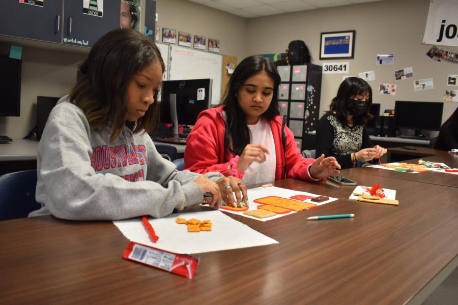 Food for thought \\ Photojournalism students learn page layout using snack foods in Mrs. Thedfords second period class April 26. Using graph paper, they designed a yearbook spread following graphic design rules.