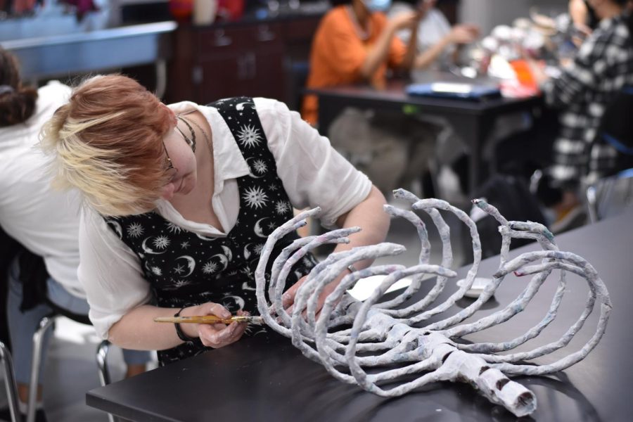 No bones about it \\ Junior Ash Elgersma works on a new project called the body bone in Mrs. Tigert’s Art II Sculpture class April 6. “I enjoy art because I can let my feelings and emotions run,” Elgersma said.