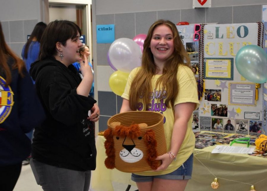 Sweet deal \\ Recruiting members to her table, junior Ava Rhodes hands out candy to entice students to join Leo Club at East Side Rally Aug 10. We love new members. Everyone should join Leo Club, Rhodes.