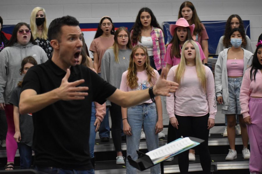 Siren calls \\ Conducting his Belavochi class, Dr. Nathan Dame helps students with their vocal exercises called “Sirens.” The exercise is to help open up the student’s soft pallets and warm up their vocal cords.