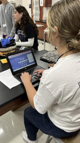Raider Research //
Working hard, junior Alexis Babb starts to work on her physics work on Sep. 26th. I love physics. I thought I wasnt going to because of other people in past grades, but I do, Babb said.