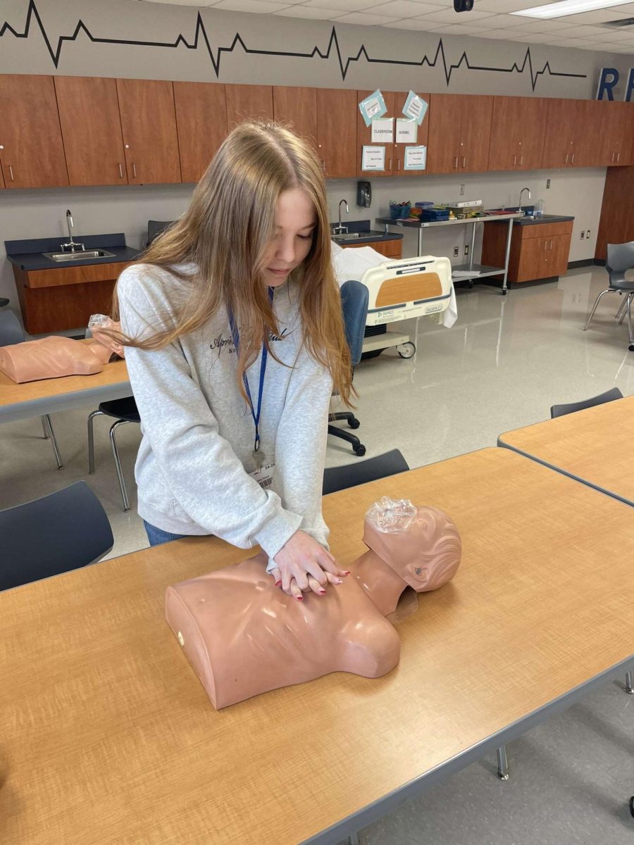 CPR Save// Samantha Finch does a practice course on CPR on Feb. 6 in her medical terminology class. Finch learned the basics of CPR and some techniques from her teacher. “I think it’s important to learn these things in my high school class, which prepares me for real life,” Finch said.